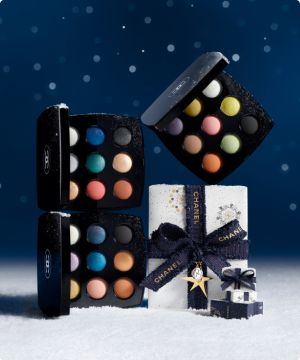 Imagen de un frasco de color dorado de perfume de la marca CHANEL banner menu