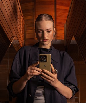 Imagen de una mujer usando un celular de la marca MOTOROLA, banner menu