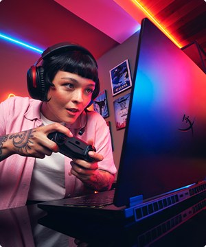Imagen de una mujer jugando en una laptop de la marca HP, banner menu
