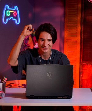 Imagen de un hombre jugando en una computadora gaimer de la marca MSI, banner menu