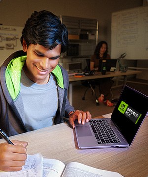 Imagen de un hombre usando una laptop con tarjeta de video de la marca NVIDIA, banner menu