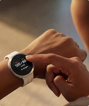 Imagen de un hombre viendo su smartwatch SAMSUNG, banner menu
