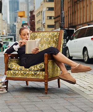 Imagen de un hombre sosteniendo una tablet de la marca UGG, banner menu