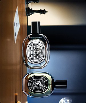Imagen de una pantalla de la marca DIPTYQUE empotrada en la pared, banner menu