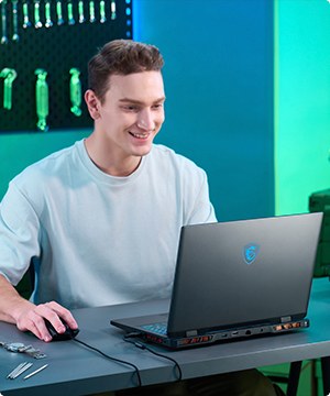 Imagen de un hombre usando una laptop color negra de la marca MSI, banner menu