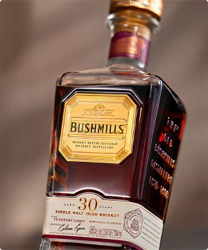 Imagen de una botella de whisky BUSHMILLS 30YO, banner menu