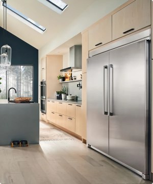 Imagen de un refrigerador  de dos puertas, color plateado de la marca ELECTROLUX que se encuentra dentro de una cocina. banner menu