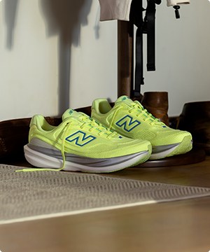 imagen de una pulsera plateada con charms de la marca NEW BALANCE 