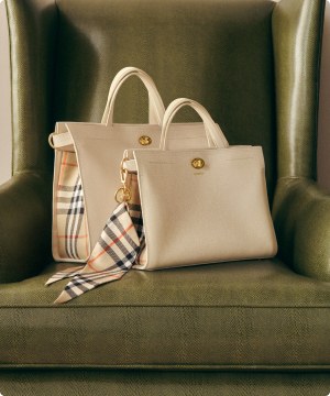 imagen de dos bolsos color crema de la marca BURBERRY 