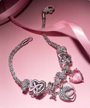 imagen de una pulsera plateada con charms de la marca PANDORA 