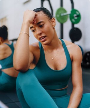 Imagen de una mujer usando ropa para hacer ejercicio color verde de la marca ON, banner menu