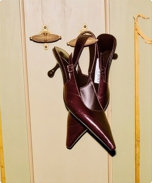 Imagen de unas zapatillas color vino de la marca JIMMY CHOO, banner menu