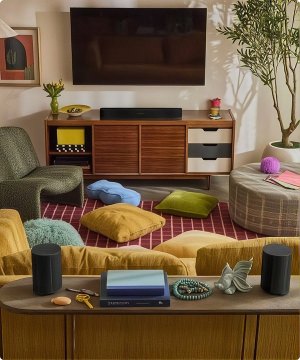Imagen de una habitacion donde se encuentran varias bocinas de audio de la marca SONOS, banner menu