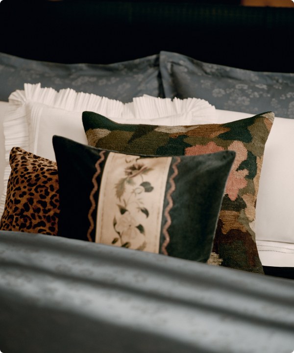 Imagen de almohadas de diferentes colores de la marca RALPH LAUREN HOME, banner menu