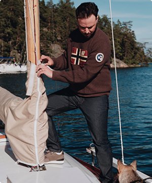 Imagen de un hombre usando ropa de la marca NAPAPIJRI, banner menu