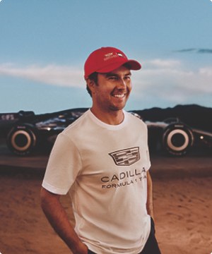 Imagen de un hombre usando una playera color blanca con logo de la marca TOMMY HILFIGER, banner menu