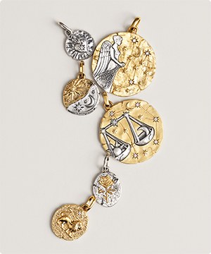Imagen de varios dijes redondos de oro con plata de la marca PANDORA, banner menu
