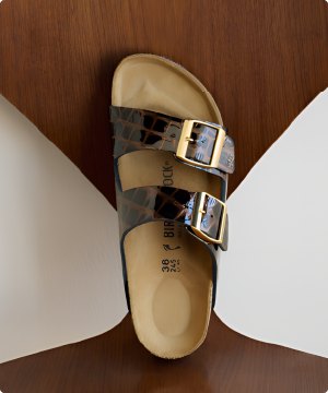 Imagen de una sandalia color cafe de la marca BIRKENSTOCK, banner menu
