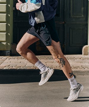 Imagen de los pirs d eun hombre usando tenis de la marca NEW BALANCE, banner menu