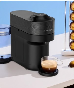 Imagen de una cafetera negra de la marca NESPRESSO, banner menu