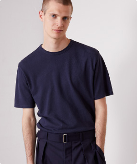 Imagen de un hombre con playera azul marino y pantalon del mismo color, OFFICINE GÉNÉRALE , banner menu