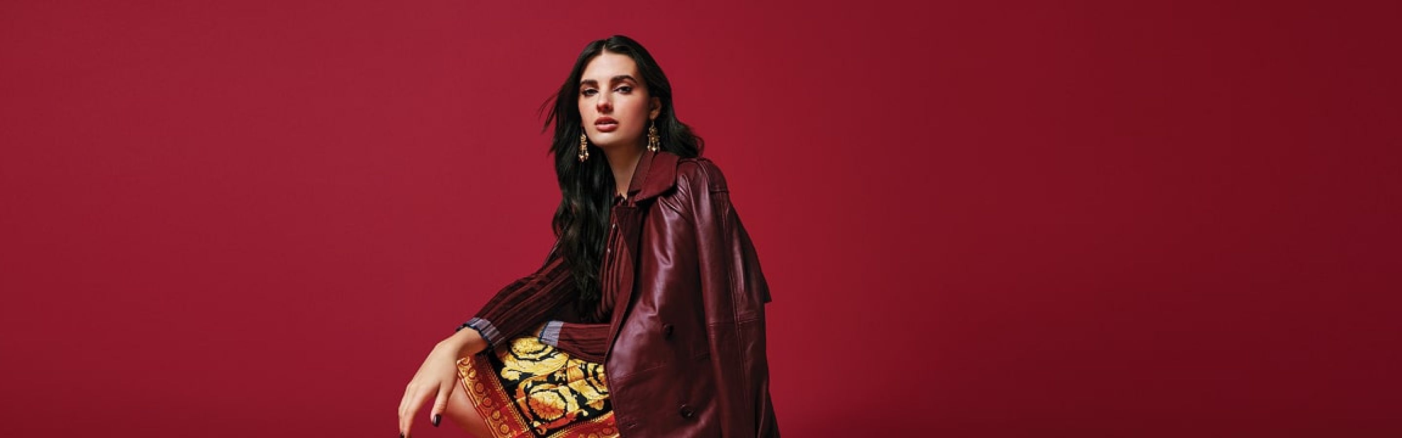 El fin mas largo sigue en el palacio, mujer usando chamarra de piel color vino y falda dorada con negro, hasta 60% de descuento 12 mensualidades sin intereses + envio gratis de noviewmbre 10 al 12 