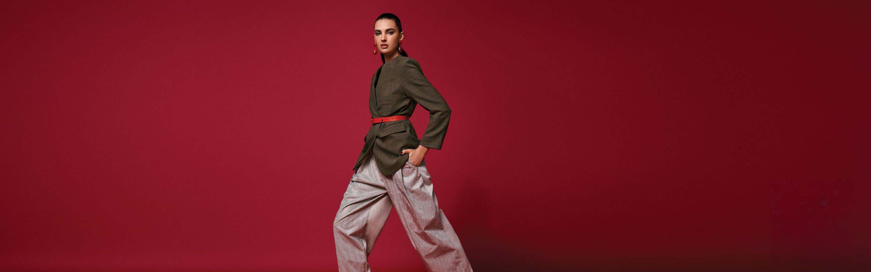 el fin mas largo ya empezo, imagen de una mujer con saco cafe y pantalon gris, de fondo color rojo y gris, hasta 40% de descuento 12 mensualidades sin intereses + envio gratis de noviewmbre 10 al 12 