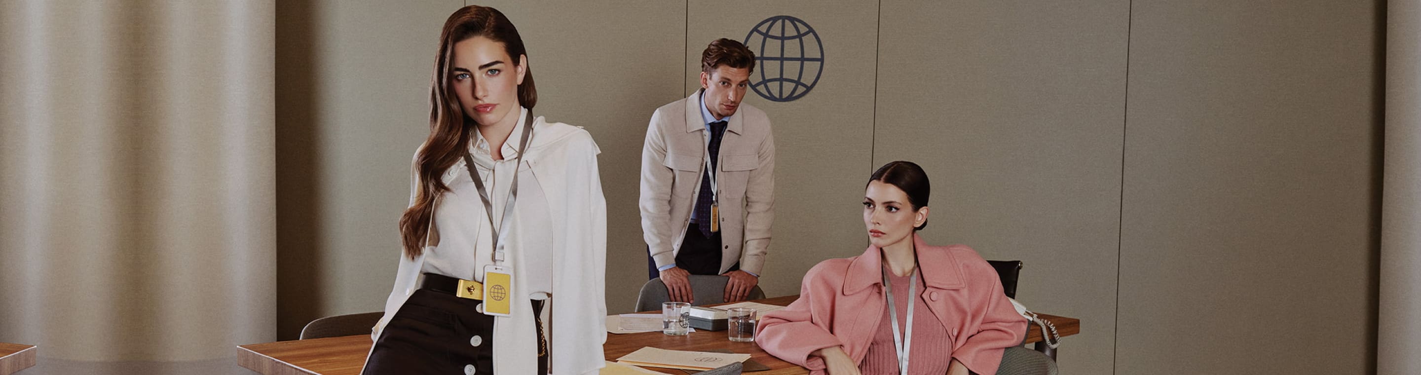 Gala de otoño, celebramos la moda, imagen de dos mujeres y un hombre con ropa de colores claros formal, hasta 12 mensualidades sin intereses + empieza a pagar en enero del 2026 + envio gratis, agosto 18 y 19