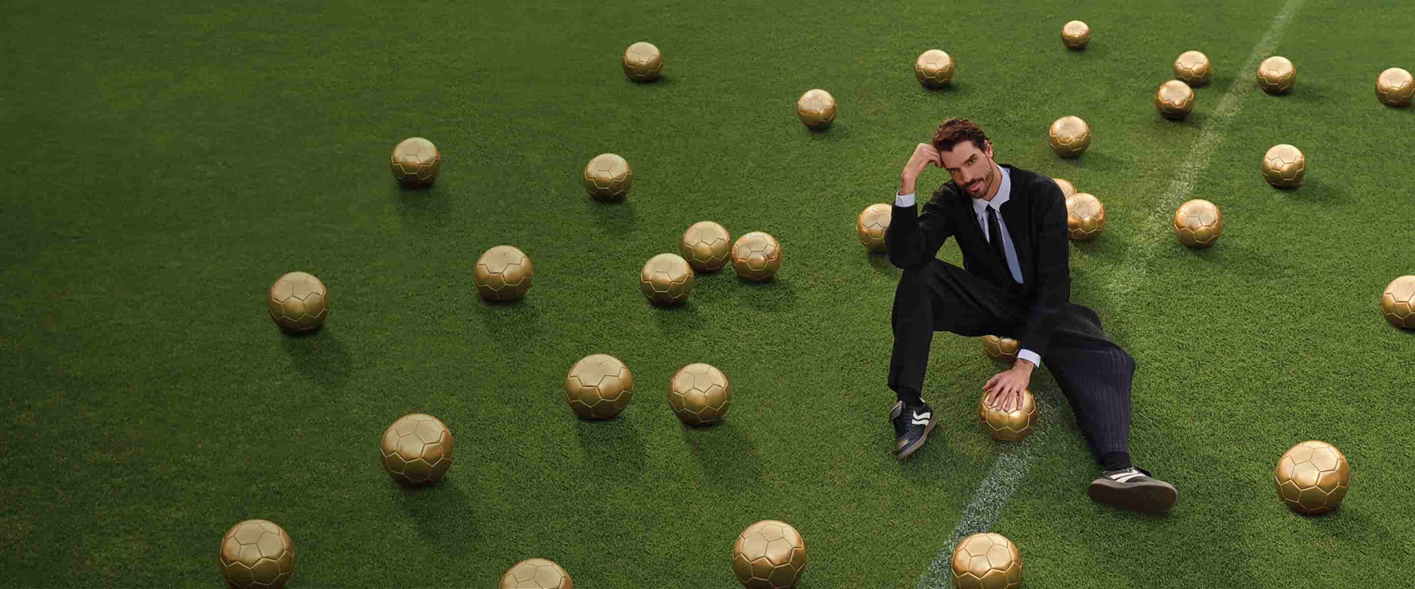 Imagen de un hombre en una cancha de futbol, Bien venido a noches palacio Mundial