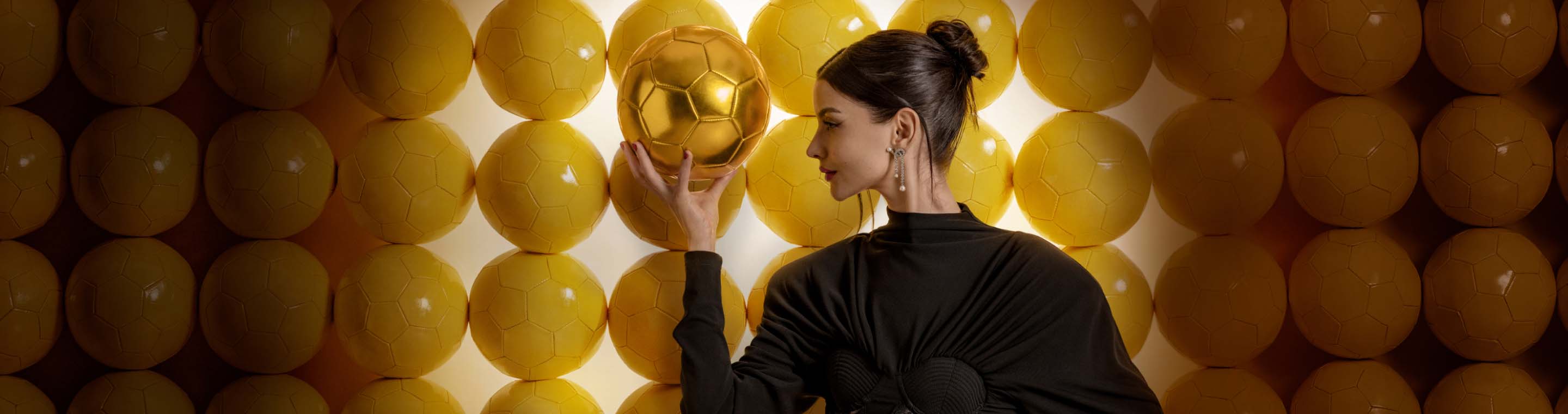 Noches palacio Mundial, Mujer vestida de negro sosteniendo un balon dorado, Hasta 40% de descuento + 12 mensualidades sin intereses* + Empieza a pagar en agosto de abril 16 al 22