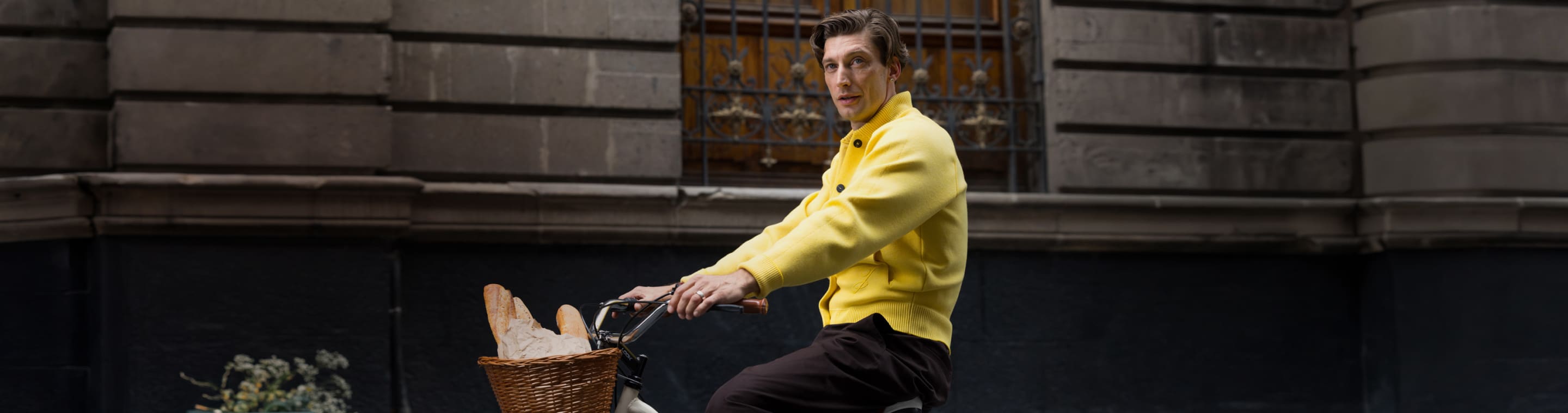  Noches Palacio HO LÀ LÀ LÀ, imagen de de un hombre en una vicicleta con canasta donde lleva baguette. viste camisa amarilla y pantalon cafe, hasta 40% de descuento + hasta 12 mensualidades sin intereses, empieza a pagar en enero 