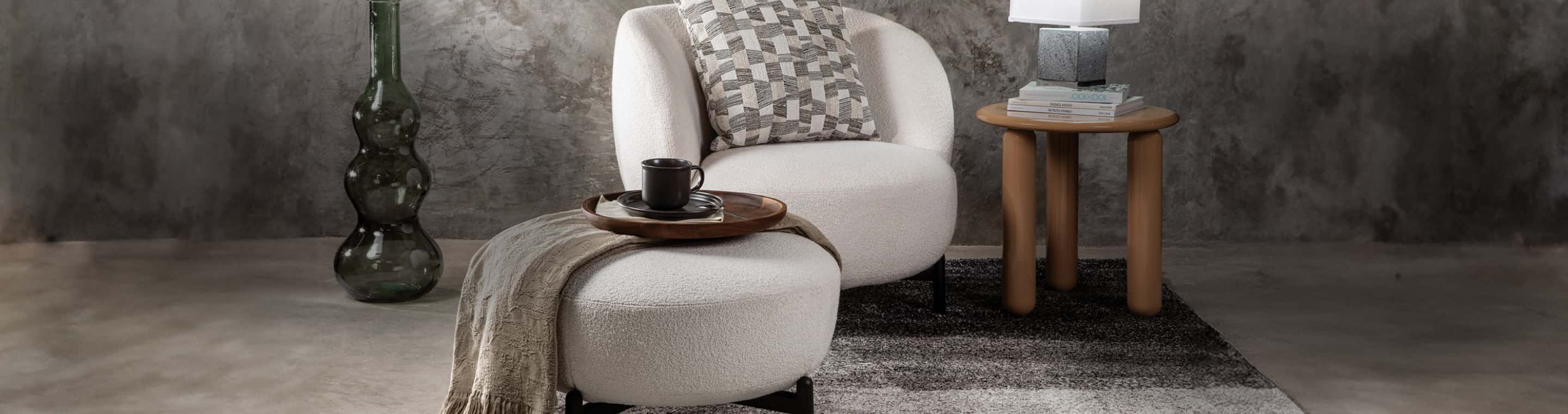 Viviendo al estilo Palacio, Imagen de sala de estar con sillon y taburete blancos, Hasta 20% de descuento + 15 mensualidades sin intereses + envio gratis*,  de mayo 12 a junio 8 del 2025