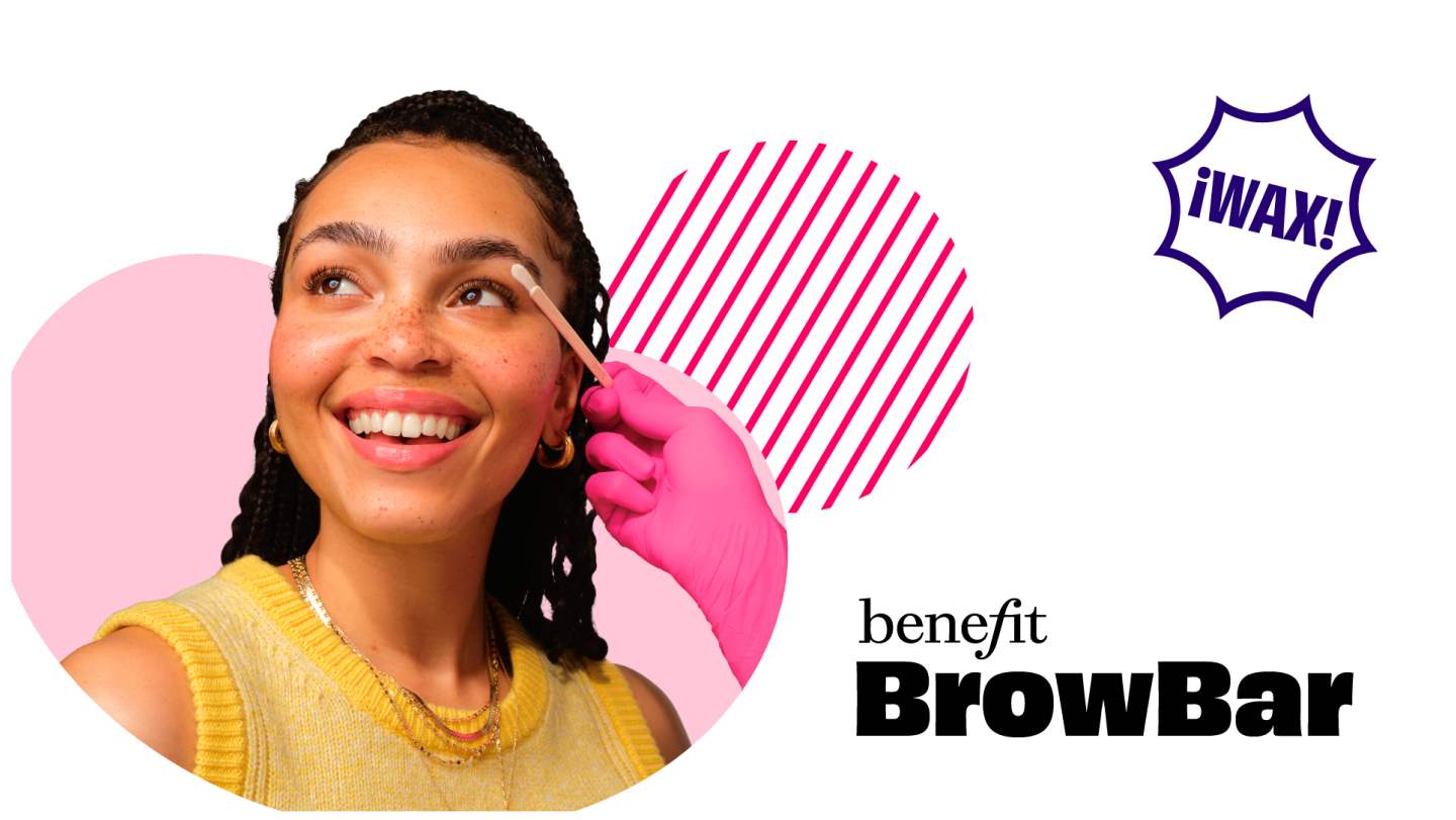 Imagen de una mujer en servicio de cejas. BENEFIT.