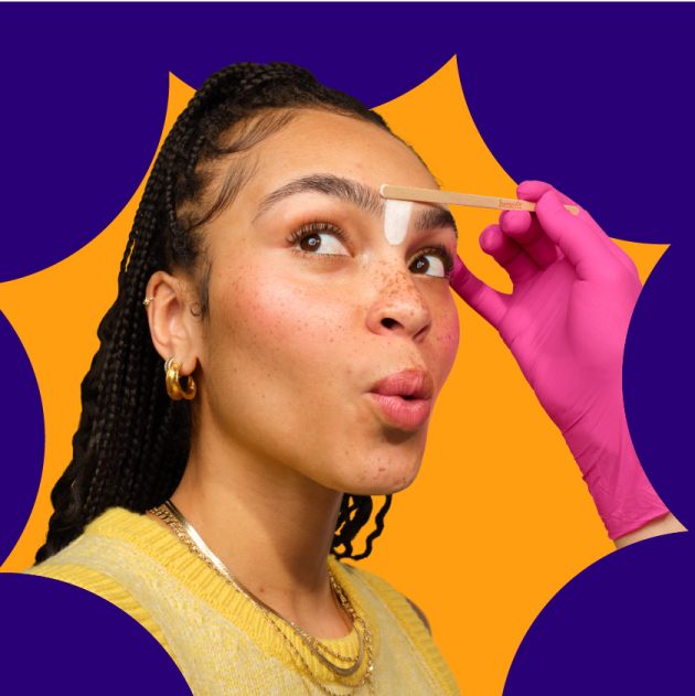 Depilación con cera de cejas. BENEFIT