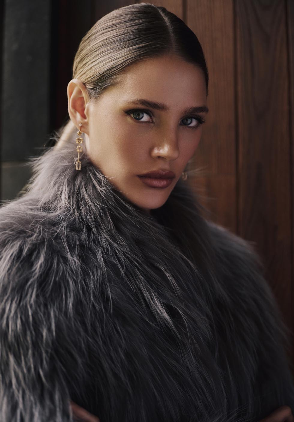 Mujer con abrigo color gris