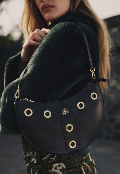 bolso negro con detalles dorados