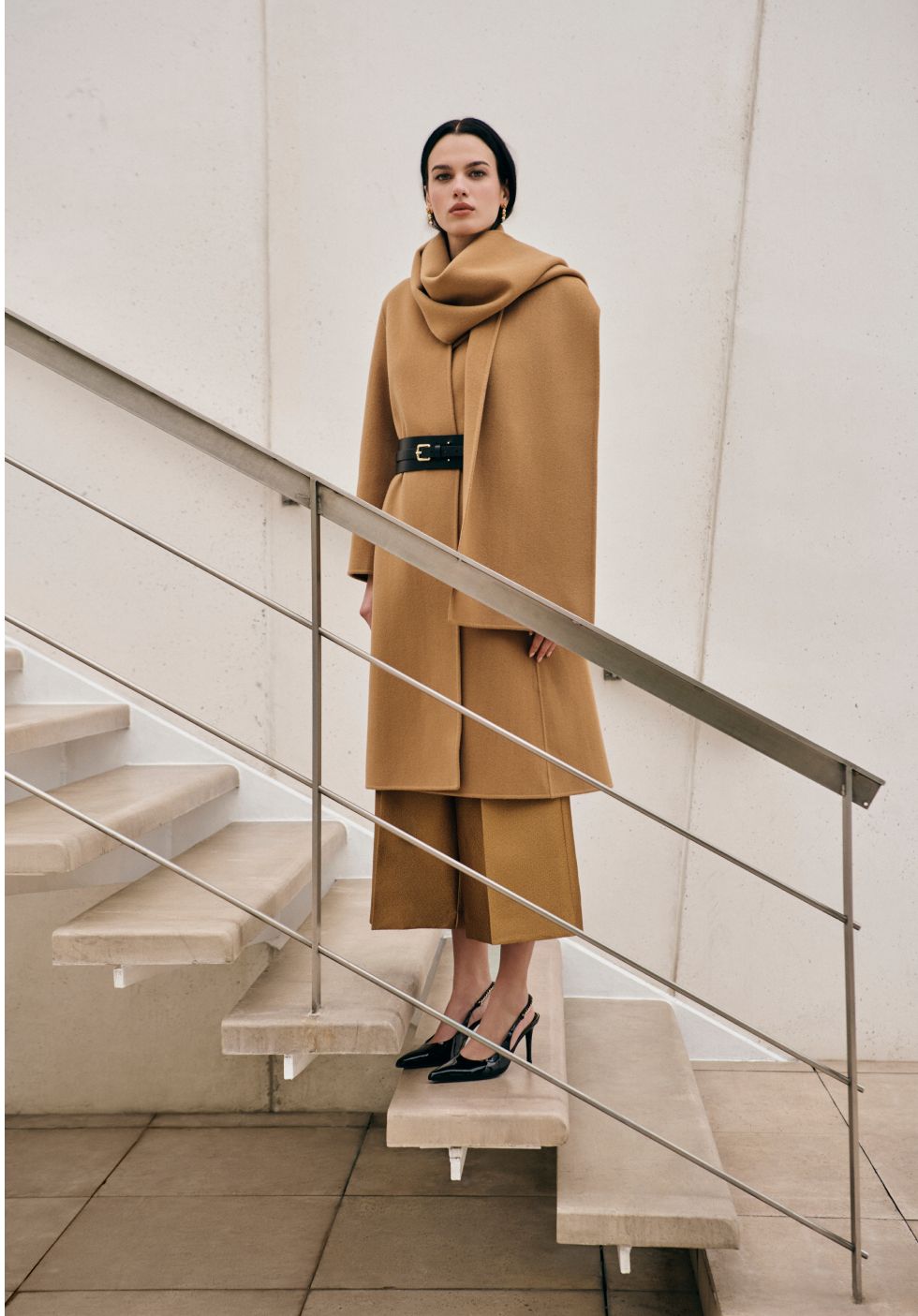 Mujer con abrigo color camel