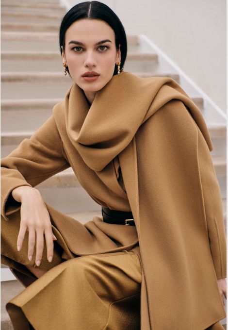 mujer conabrigo color camel
