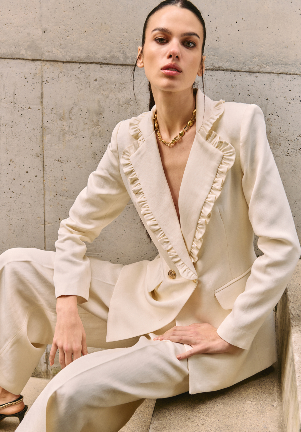 Mujer con abrigo color camel