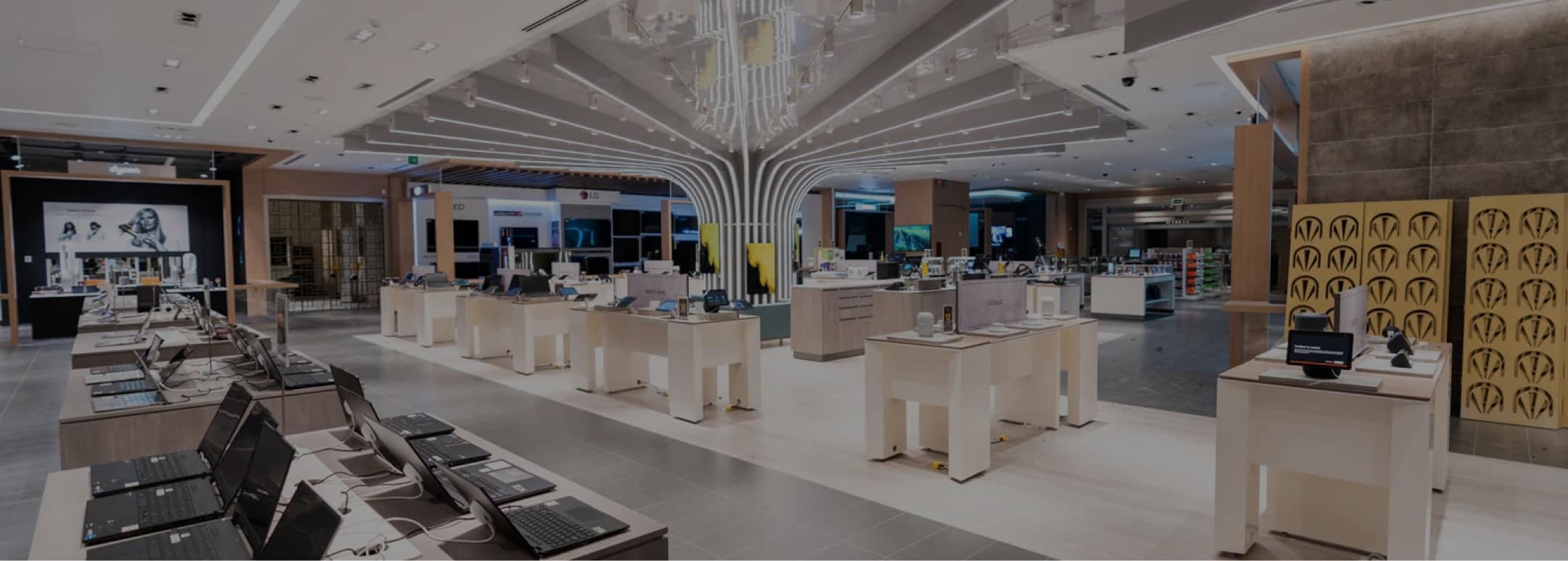 imagen de el area de tecnologi, computo, en una tienda El Palacio de Hierro, Experiencias Momentum