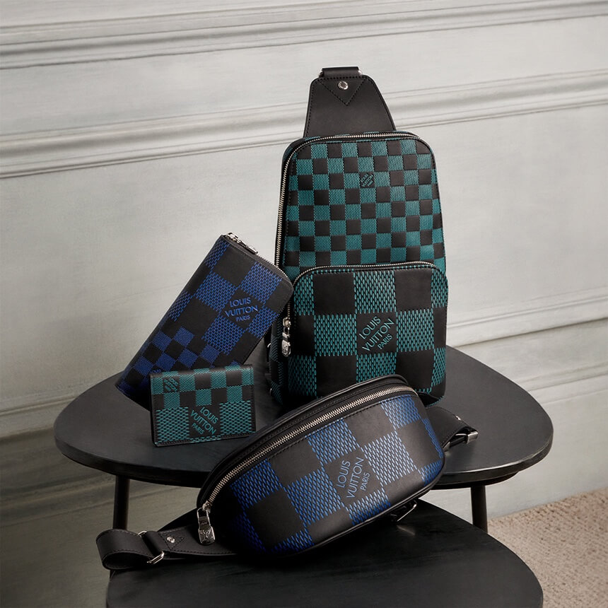 Imagen de los elementos que conforman la colección Damier Infini 3D de la marca LOUIS VUITTON: una mochila cruzada a cuadros verdes y negros con una pequeña bolsa delantera, una cartera tipo clutch a cuadros azules y negros, una cartera de bolsillo a cuadros verdes y negros y una cangurera a cuadros azules y negros. CLP LOUIS VUITTON