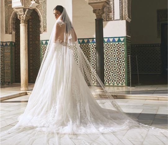 Mujer con vestido de novia blanco con encaje, VESTIDO DE NOVIA