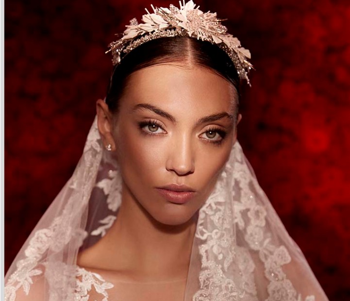 Mujer con vestido de novia blanco con encaje, VESTIDO DE NOVIA