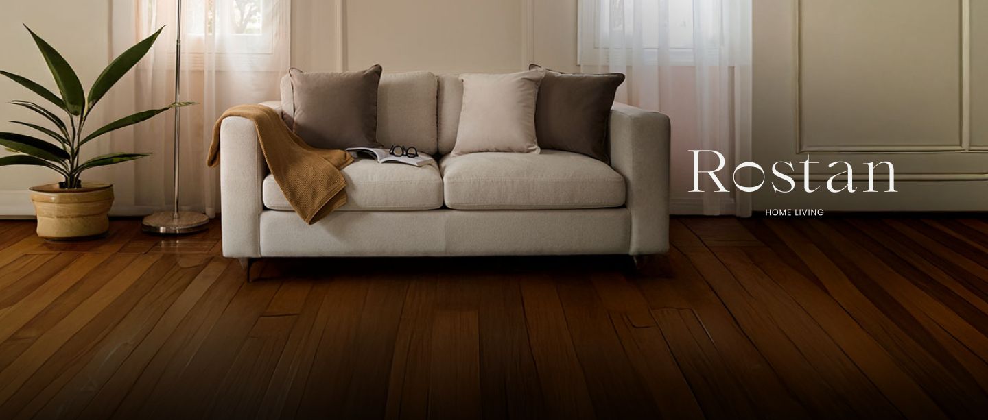 Imagen de una sala de estar con conjuntos cafes, sillon, silla, mesa con lampara. ROSTAN