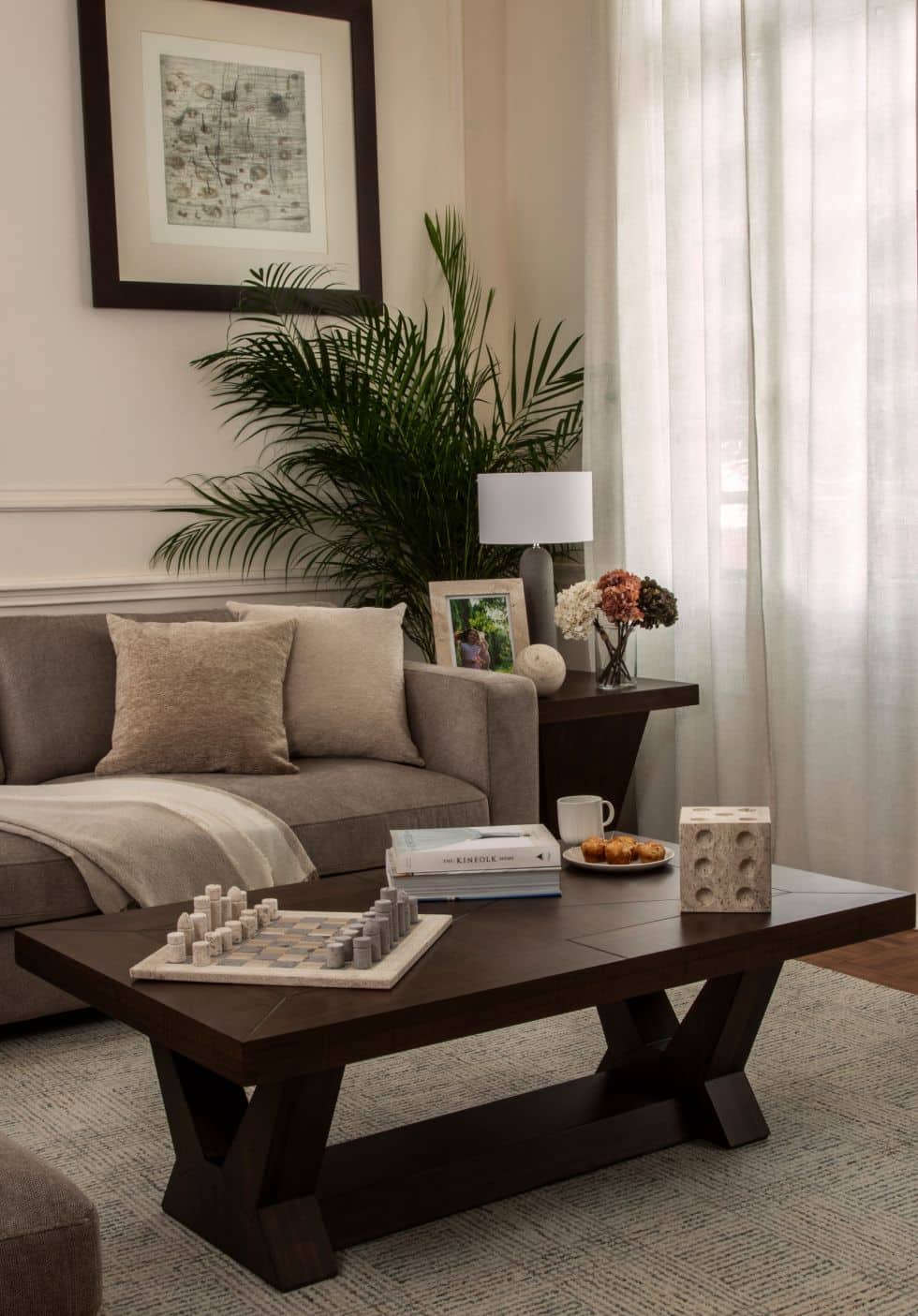 Imagen de una silla mesedora, echa de metal, madera y forrada de piel color cafe