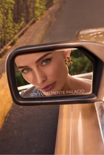 Mujer usando falda negra y suéter amarillo