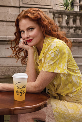 Mujer usando falda negra y suéter amarillo