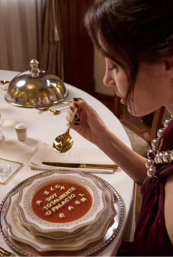 Mujer usando falda negra y suéter amarillo