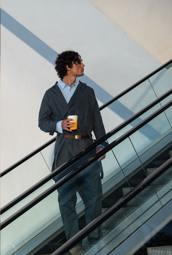 Mujer usando falda negra y suéter amarillo