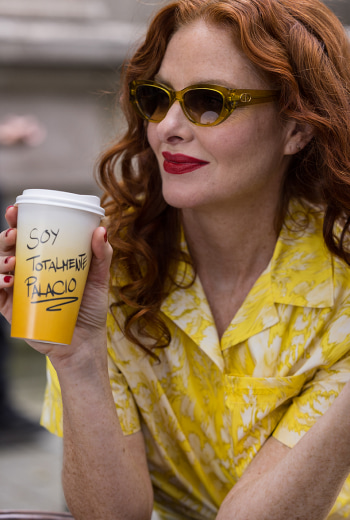 Mujer usando falda negra y suéter amarillo